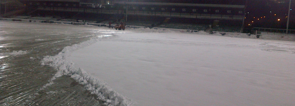 <a href=https://www.sportsandstadia.co.uk/slideshow/removing-snow-from-the-macleod-cover/>Removing snow from the MacLeod Cover</a>