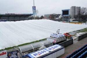 Holstein Stadion Zeltplane 07 Dezember 2011 Foto 03 Holstein Kiel pitch cover in Belgium